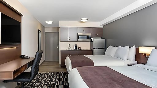 chambre 2 lits et cuisinette du Microtel Mont-Tremblant